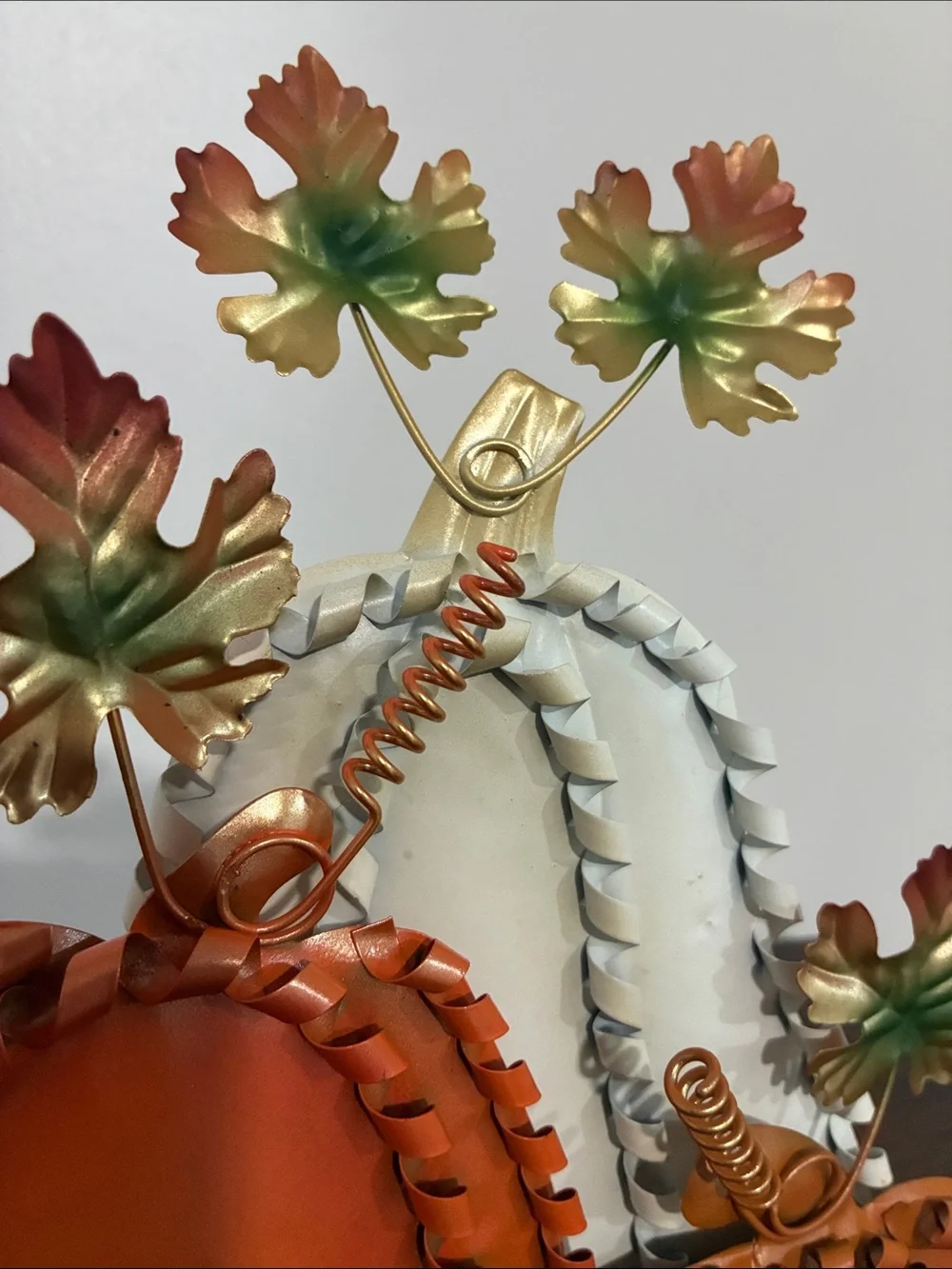 NWT- Beautiful Metal Fall Pumpkins Trio Welcome Decoration Sign w/ Wood Base 🍁